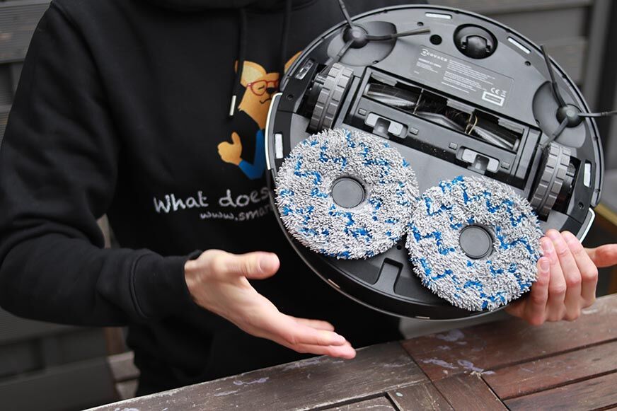 Die zwei Wischmopps des Ecovacs Deebot X1 OMNI  sind von unten zu sehen.